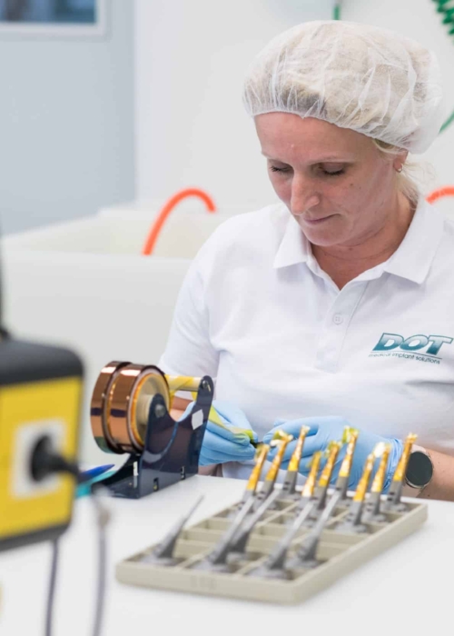 Qualitätssicherung in der Medizintechnik bei DOT – Präzise manuelle Kontrolle von Implantatinstrumenten Imagefotografie für Unternehmen – Professionelles Business-Shooting in moderner Arbeitsumgebung