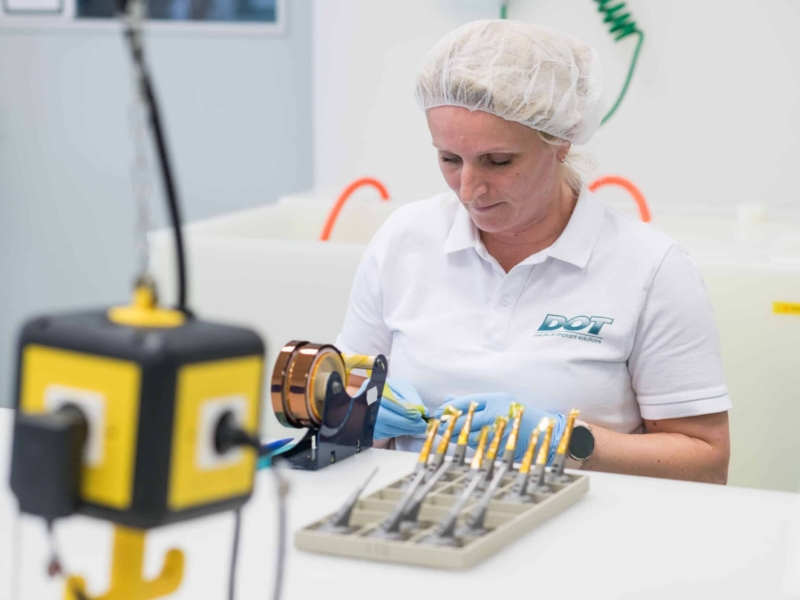 Qualitätssicherung in der Medizintechnik bei DOT – Präzise manuelle Kontrolle von Implantatinstrumenten Imagefotografie für Unternehmen – Professionelles Business-Shooting in moderner Arbeitsumgebung