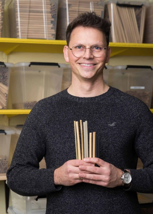 Nachhaltige Produktion von Trinkhalmen – Philip Stein von Rohal, mit umweltfreundlichen Strohhalmen aus Naturmaterialien Professionelles Business-Portrait eines Handwerkers mit Brille, der konzentriert an einer technischen Innovation arbeitet.