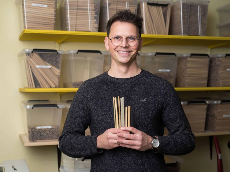 Nachhaltige Produktion von Trinkhalmen – Philip Stein von Rohal, mit umweltfreundlichen Strohhalmen aus Naturmaterialien Professionelles Business-Portrait eines Handwerkers mit Brille, der konzentriert an einer technischen Innovation arbeitet.