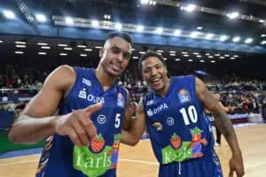 Zwei jubelnde Basketballspieler der Rostocker Seawolves mit den Nummern 5 und 10 feiern gemeinsam auf dem Spielfeld nach einem Spiel der easyCredit Basketball Bundesliga. Das Karls-Logo ist auf den Trikots gut sichtbar. Foto: Martin Börner, Sportfotograf aus Rostock.