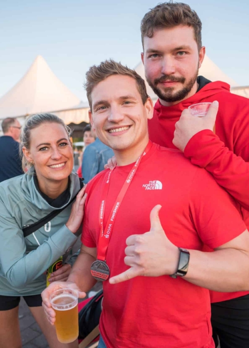 Teilnehmer:innen beim Citylauf Rostock – sportlicher Teamspirit nach dem Zieleinlauf Läufer beim Citylauf – Dynamische Eventfotografie einer Sportveranstaltung in Rostock