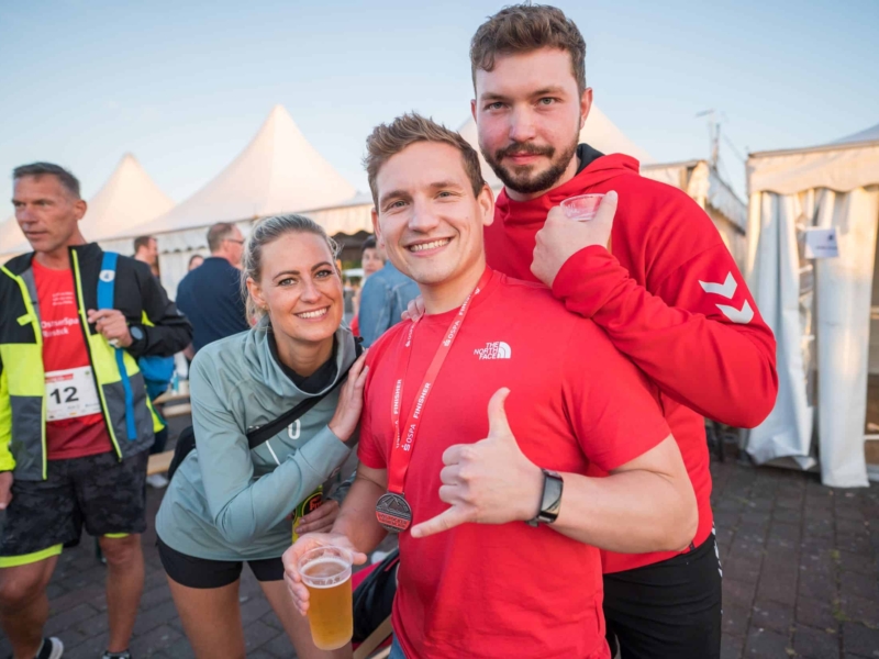 Teilnehmer:innen beim Citylauf Rostock – sportlicher Teamspirit nach dem Zieleinlauf Läufer beim Citylauf – Dynamische Eventfotografie einer Sportveranstaltung in Rostock