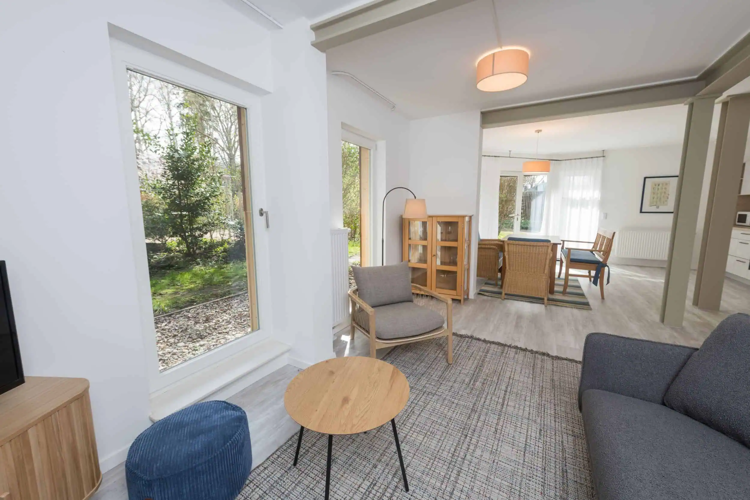 fotograf-rostock-ferienwohnung-innenaufnahmen-004 Stilvolle Ferienwohnung in Kühlungsborn mit lichtdurchflutetem Wohnbereich, Essplatz und zeitloser Einrichtung.