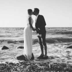 Hochzeitsfoto in Rostock – romantisches Brautpaar am Strand, eingefangen vom Rostocker Fotograf.