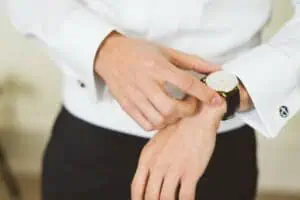 Nahaufnahme eines Mannes im weißen Hemd, der seine elegante Armbandu