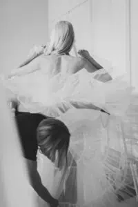 Braut beim Ankleiden – Voluminöses Hochzeitskleid mit Tüll in Vorbereitung