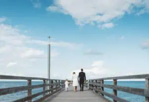 Hochzeitsfotograf in Heiligendamm hat brautpaar auf der Seebrücke vom Grand Hotel Heiligendamm fotografiert.