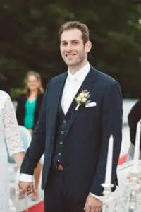 Bräutigam lächelt während der Trauung im Grand Hotel Heiligendamm, trägt einen dunk