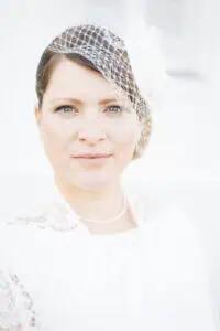 Strahlende Braut in elegantem Hochzeitskleid vor dem Grand Hotel Heiligendamm.