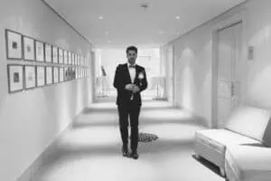 Bräutigam in elegantem Anzug geht durch einen stilvollen Flur im Grand Hotel Heiligendamm, bereit für die standesamtliche Trauung.