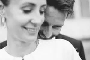 Nahaufnahme eines verliebten Hochzeitspaares, das lächelnd und innig miteinander lacht, aufgenommen im Grand Hotel Heiligendamm.