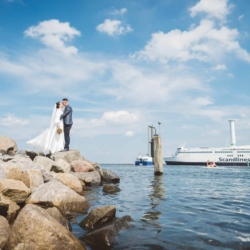 Hochzeitsfoto in Rostock – Brautpaar am Strand, festgehalten vom Rostocker Fotograf.