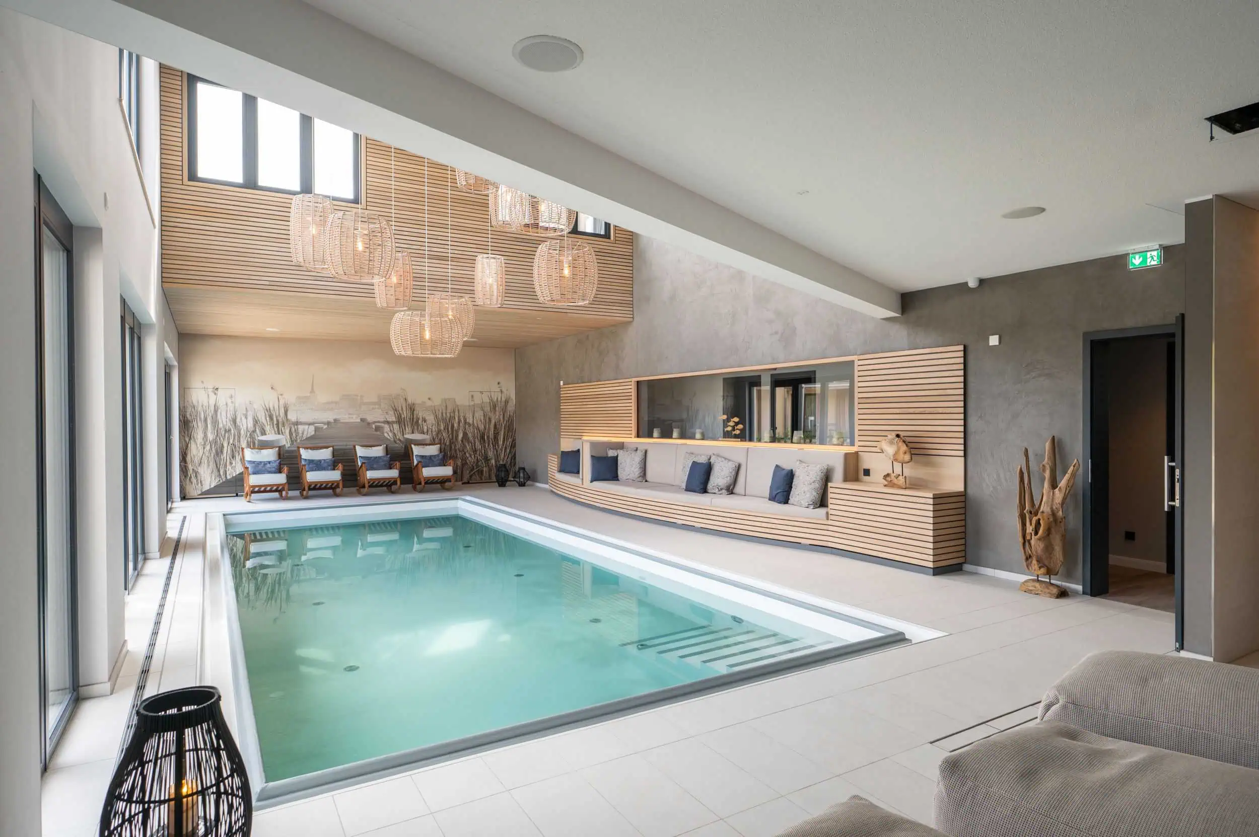 Ausbau Landhotel Rittmeister Moderner Spa-Bereich mit Innenpool und stilvollen Holz-Elementen im Hotel Rittmeister in Rostock.