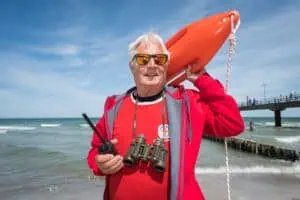 Outdoor-Portrait eines Rettungsschwimmers am Ostseestrand – aufgenommen vom Rostocker Fotograf.
