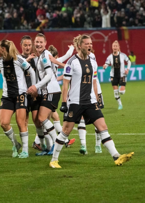Länderspiel Deutschland gegen Dänemark Dynamische Fußballspielszene mit Alexandra Popp und Nationalmannschaftsspielern in Aktion.