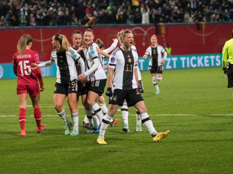 Länderspiel Deutschland gegen Dänemark Dynamische Fußballspielszene mit Alexandra Popp und Nationalmannschaftsspielern in Aktion.