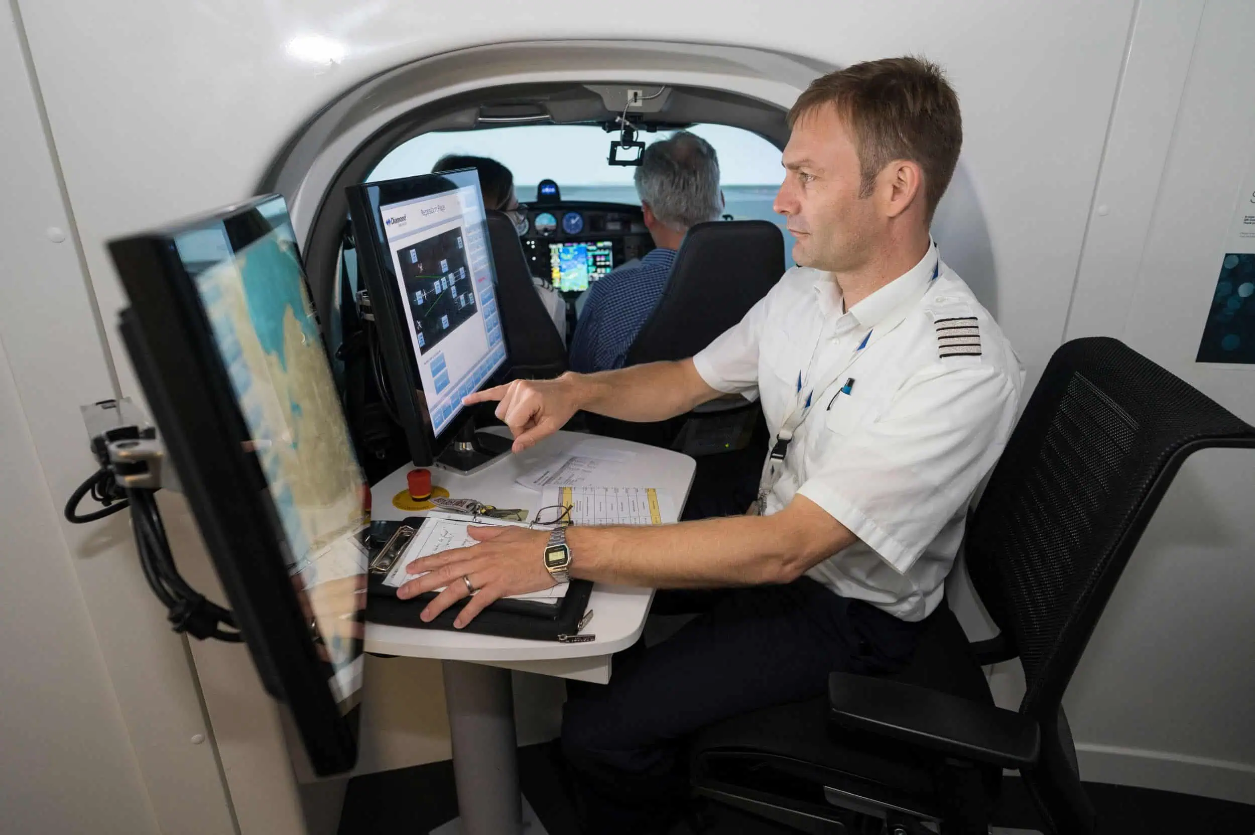 European Flight Academy Rostock Fluglehrer Martin Schwittey (41) der Lufthansa Flugschule überwacht Flugschüler im Flugsimulator über mehrere Bildschirme und Kontrollsysteme.