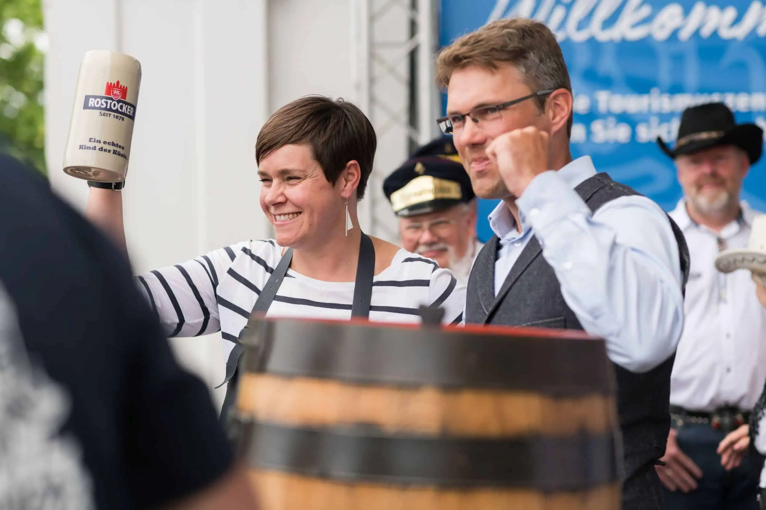 veranstaltung-event-fotograf-rostock-warnemuende-144 Oberbürgermeisterin Eva-Maria Kröger stößt mit einem Rostocker Bierkrug beim Fassanstich auf einem Stadtfest an.