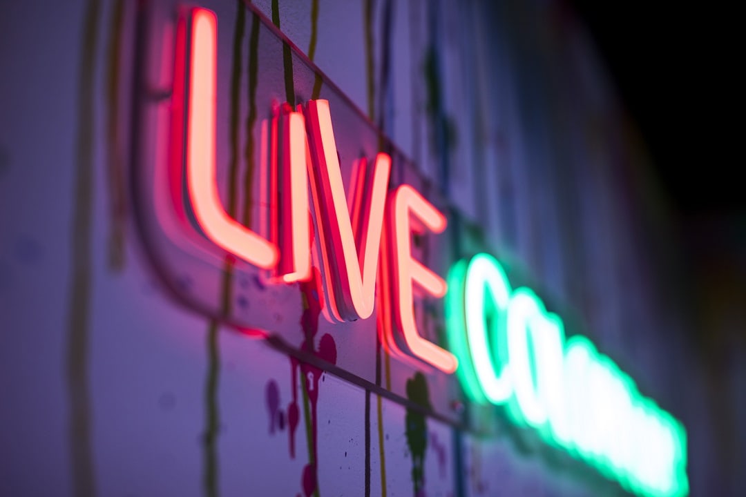 Вывеска из гибкого неона LIVE COLORFULLY