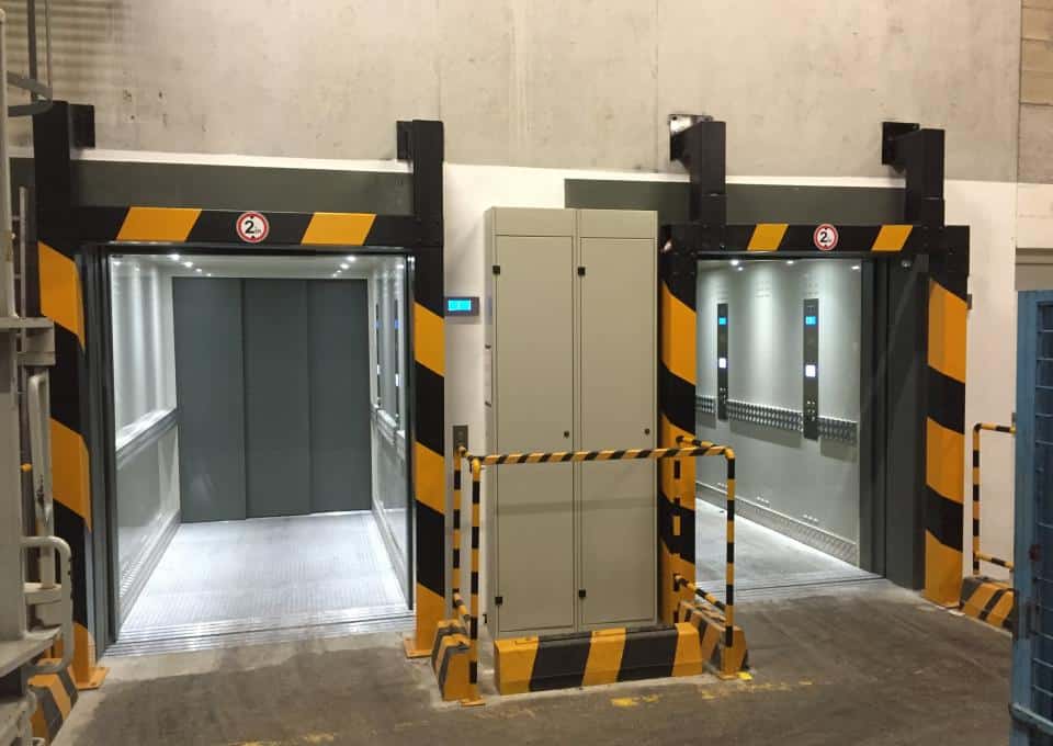 elevador de carga industrial robusto