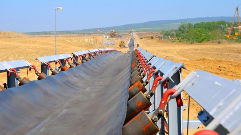 Esteira transportadora côncava industrial para transporte contínuo de materiais a granel em mineração e agronegócio.