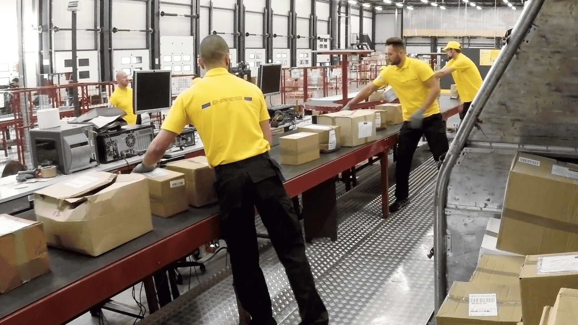 esteira transportadora de correia em operação industrial logística