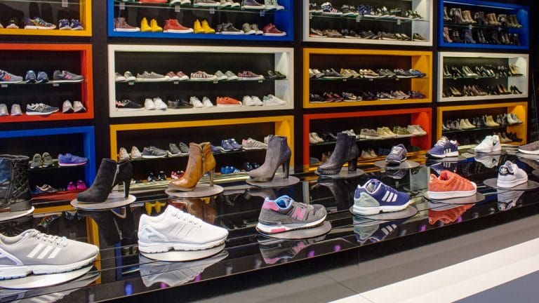 esteira transportadora para exibição em ambiente comercial moderno