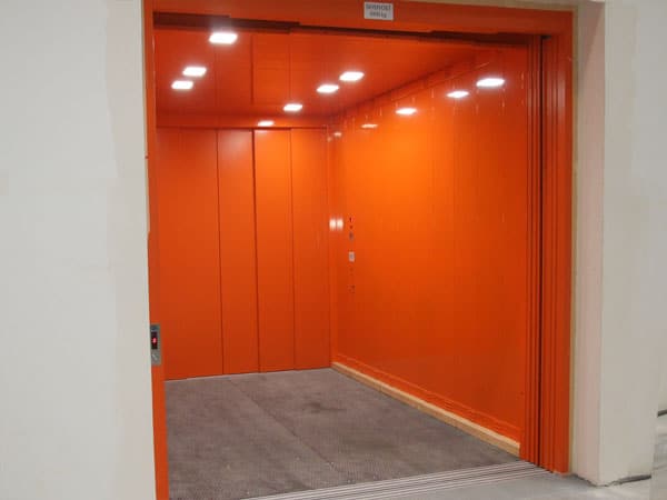 Elevador de carga industrial instalado pela Rukava