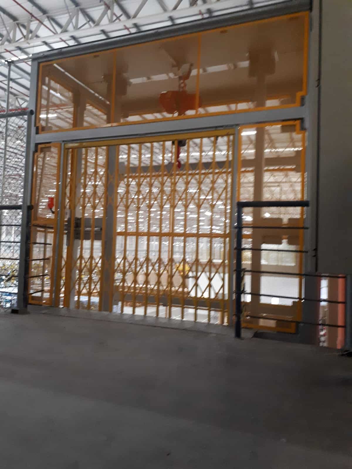 Elevador de carga industrial da Rukava em estrutura metálica para transporte vertical de paletesv