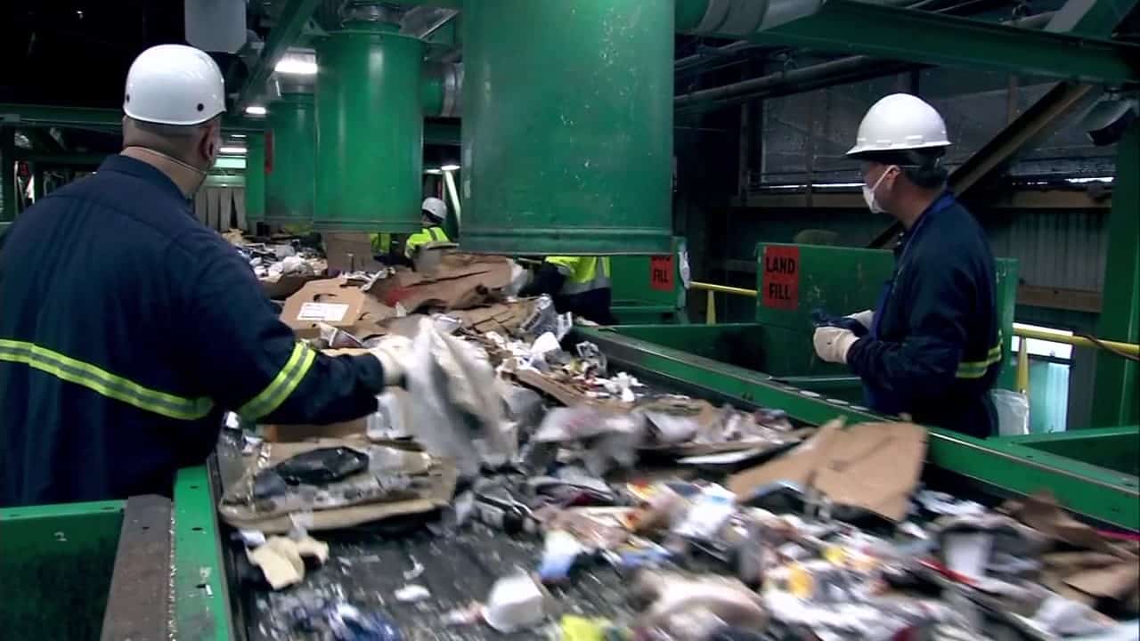 Esteira transportadora para reciclagem operando em centro de triagem de resíduos com separação automática de materiais recicláveis