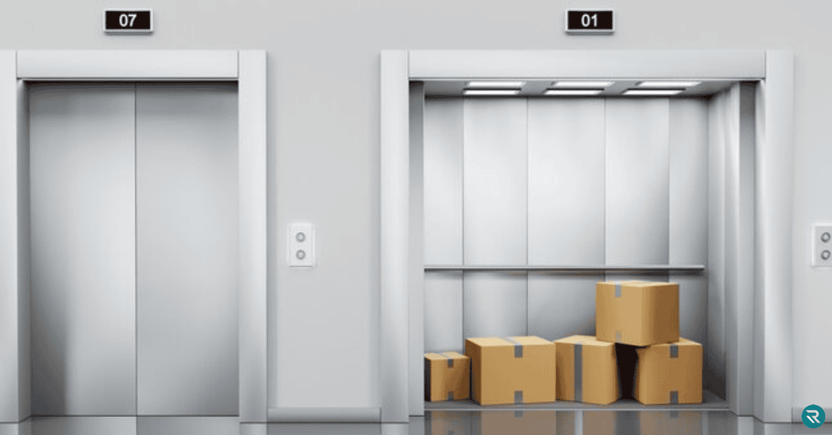 Elevador de carga industrial para área limpa em indústria farmacêutica com estrutura em aço inox