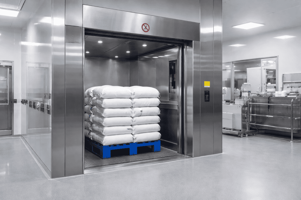 elevador de carga industrial para movimentação vertical de cargas em ambiente produtivo