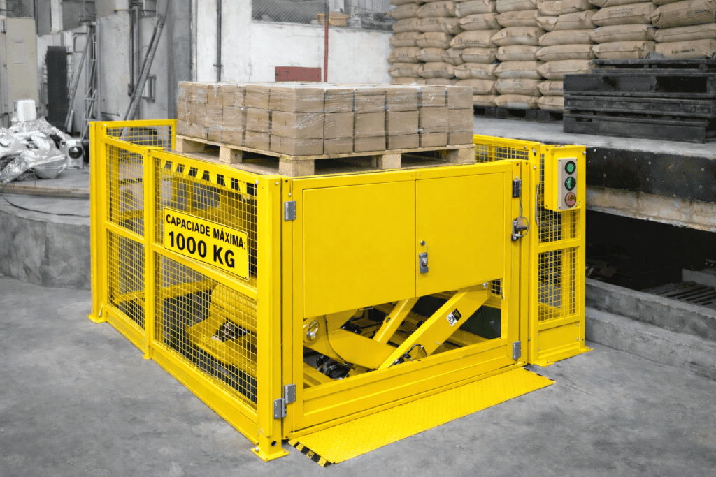 plataforma de carga industrial tipo tesoura para movimentação vertical de cargas com proteção NR12