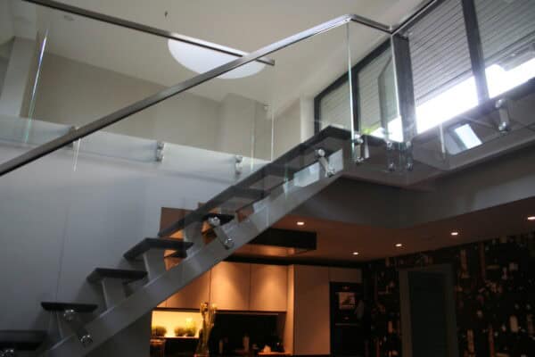 Trapp_med_rekkverk_i_glass_01