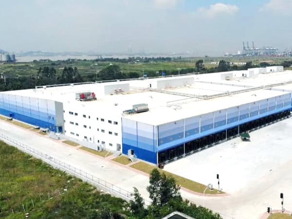 High-capacity industrial warehouse building in China with modern design, large loading areas, and expansive storage space for logistics and manufacturing companies.