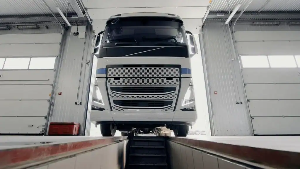 Heavy-duty vehicle access industrial door for truck maintenance building
