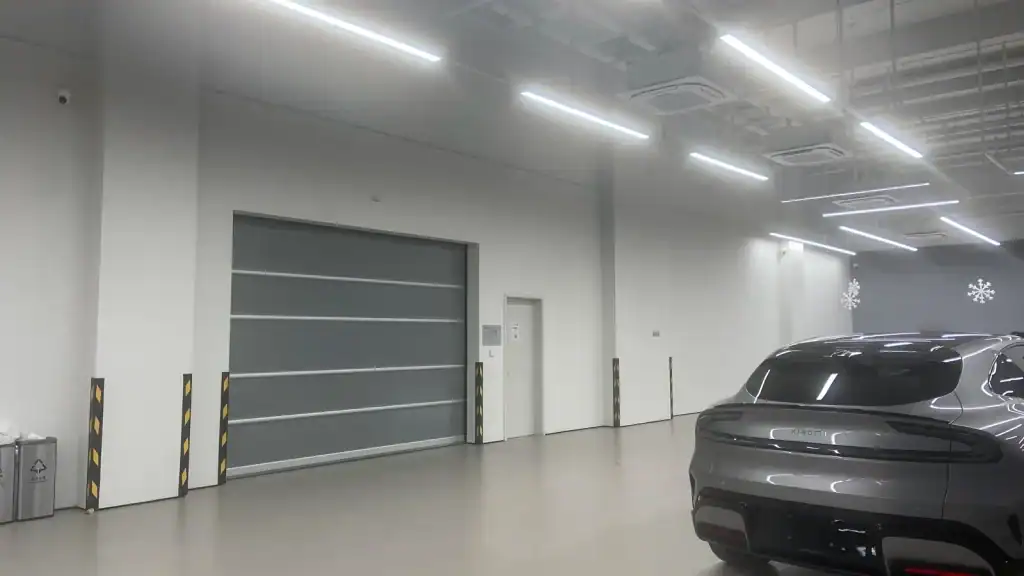 High speed door for internal logistics flow in modern warehouse