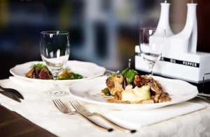 Hoftrammm rijdend tramrestaurant Den Haag