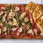 accompagnement carpaccio de boeuf avec parmesan roquette et focaccia