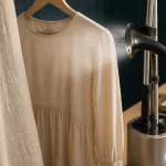 Quel defroisseur choisir : vapeur verticale sur tissu