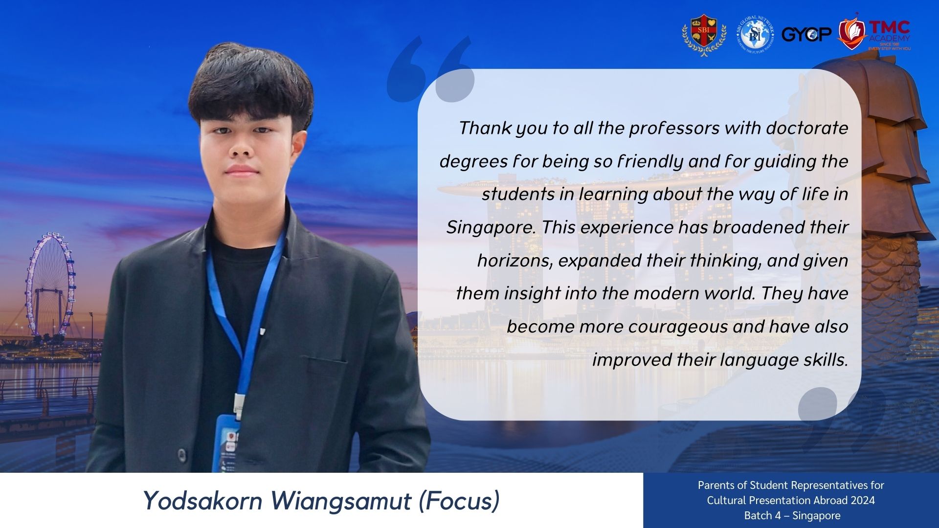 คำอธิบายรูปภาพ: นักเรียนหนุ่มในชุดทางการใจดีมีรอยยิ้ม พร้อมคำคมเชิดชูผู้สอนและนักเรียนในสิงคโปร์.