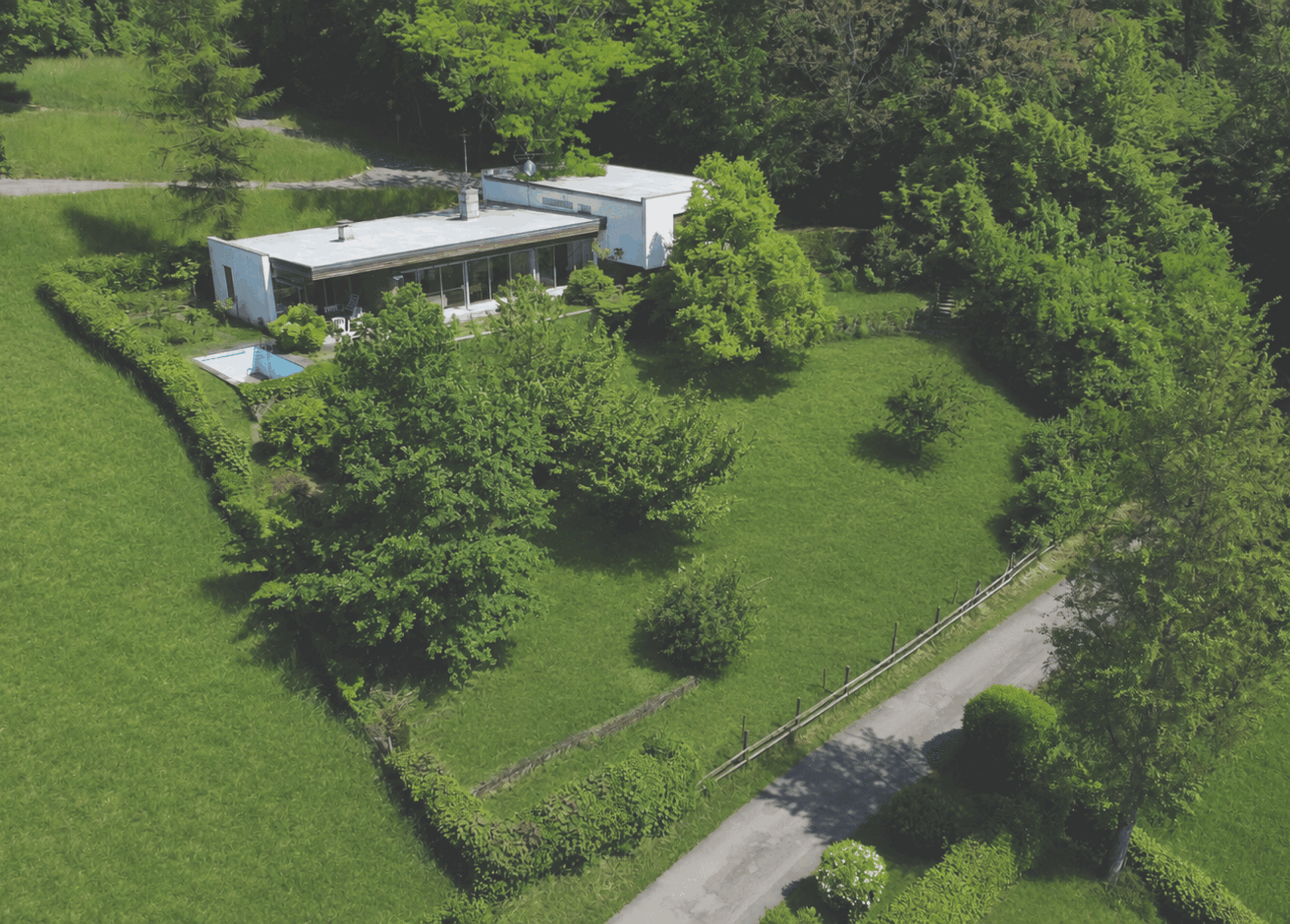 Schlatter Immobilien GmbH: Modernes Einfamilienhaus mit großem Garten in ruhiger Lage. Perfekt für F.
