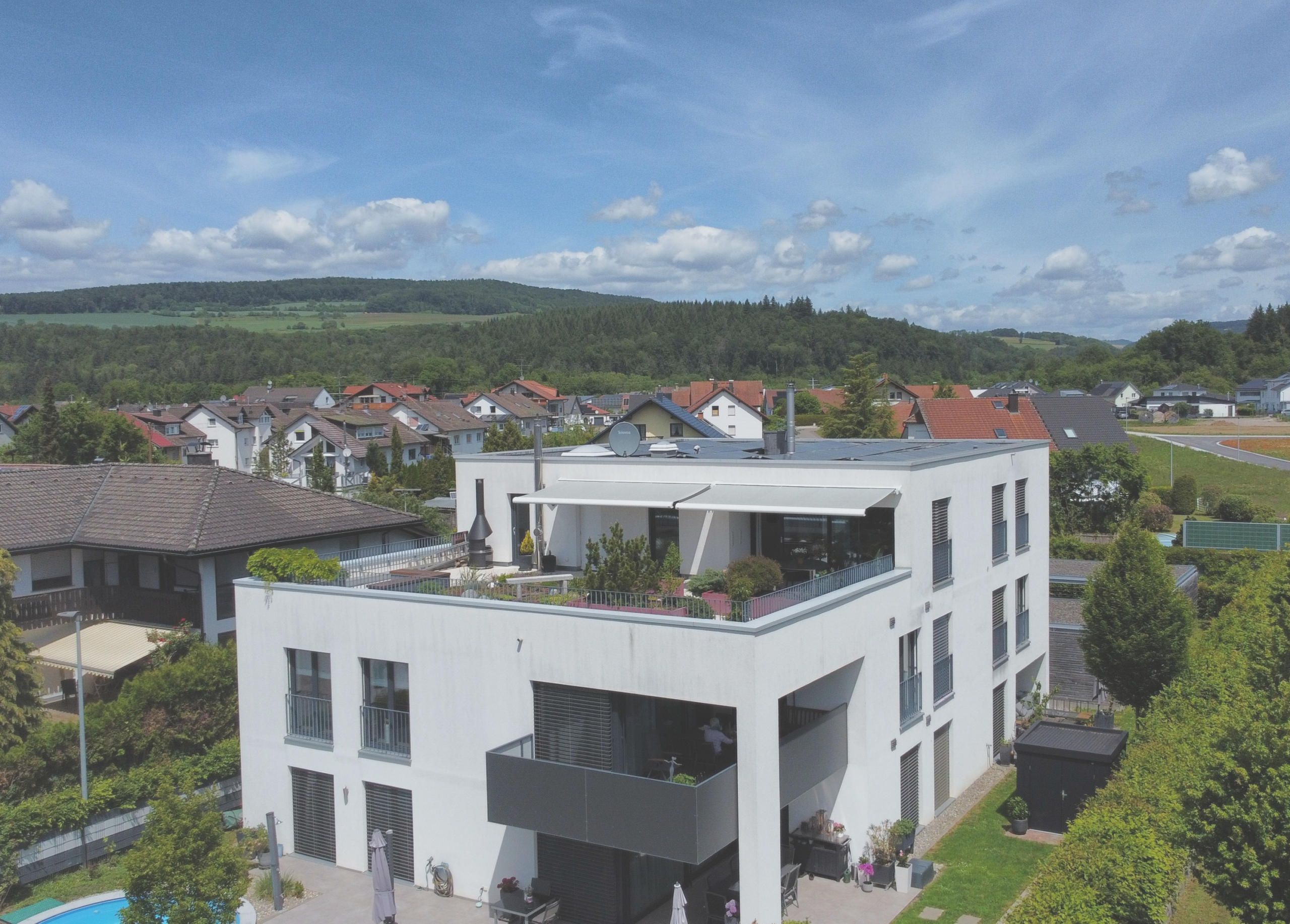 Attraktives Mehrfamilienhaus mit Balkon und Garten in ruhiger Wohngegend.