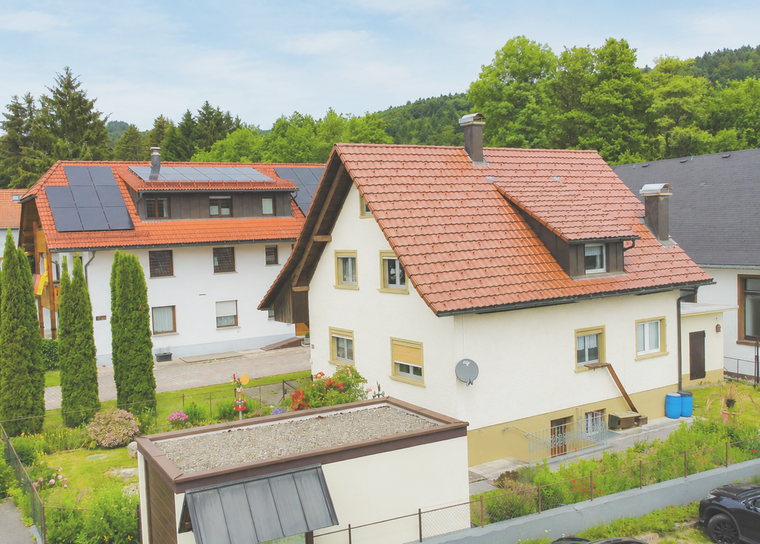 Einfamilienhäuser mit Solaranlagen und grünem Garten in ruhiger Lage.