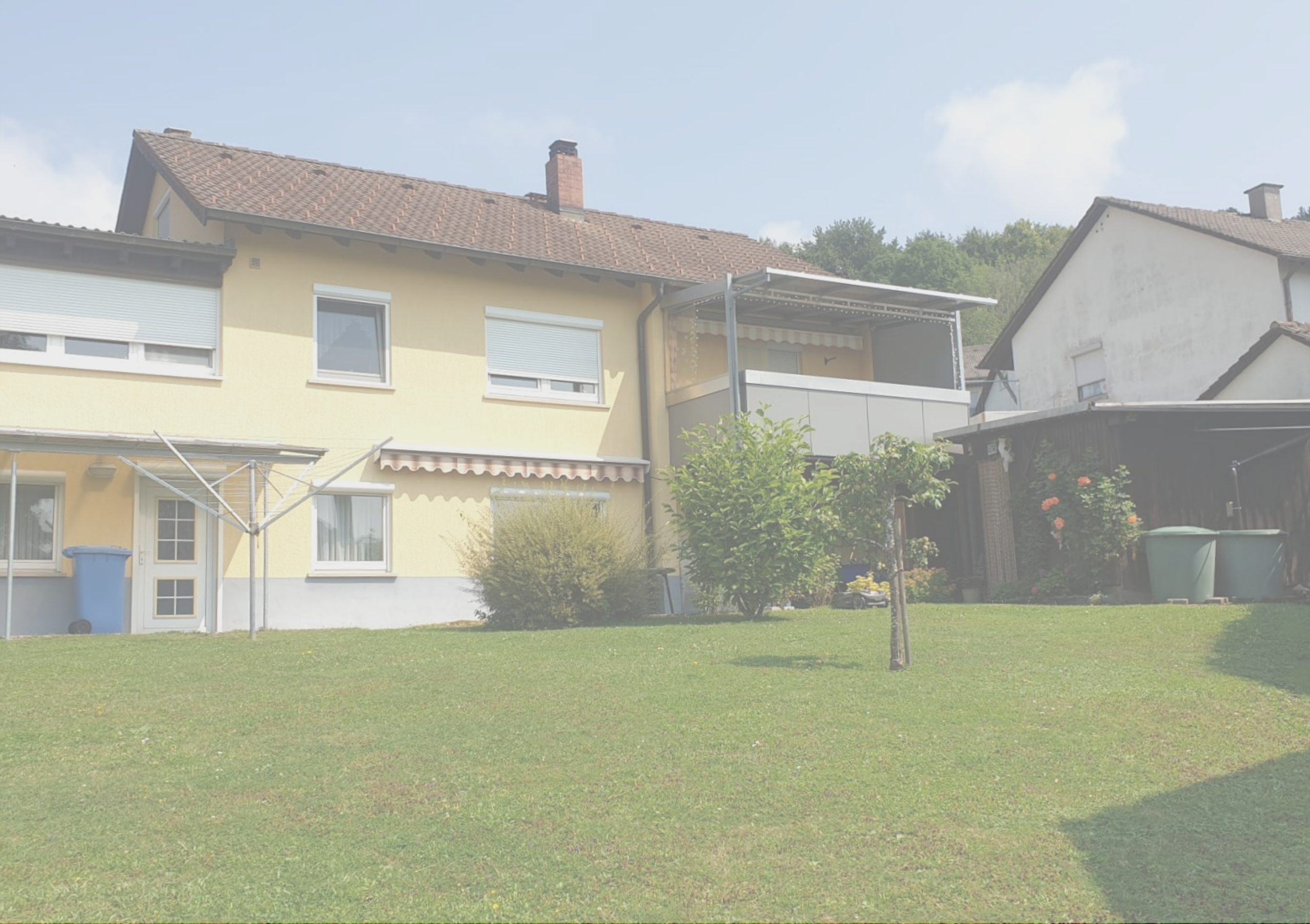 Mehrfamilienhaus mit Garten und Balkon in ruhiger Wohngegend.