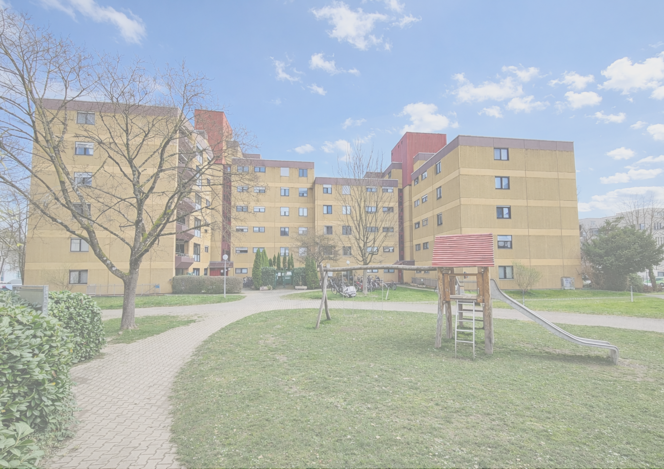 Moderne Wohnanlage mit Spielplatz und Garten in ruhiger Umgebung.