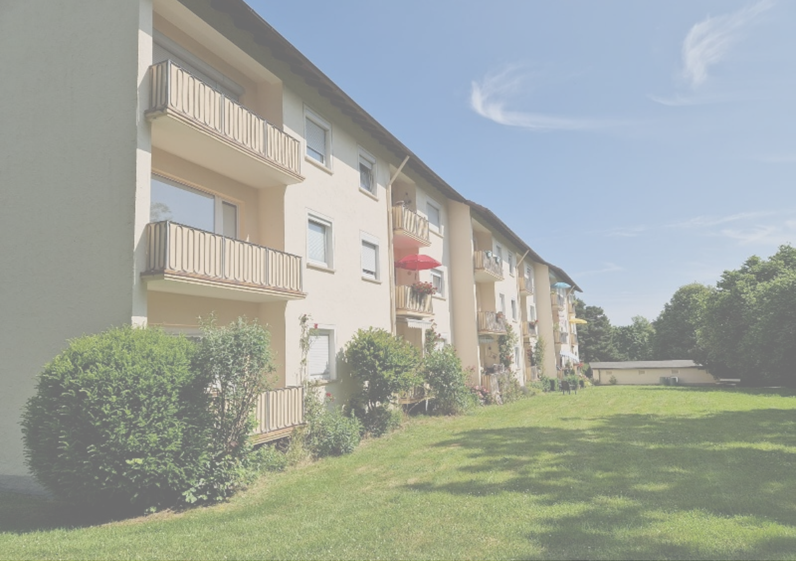 Mehrfamilienhaus mit Balkon und Garten in sonniger Lage.