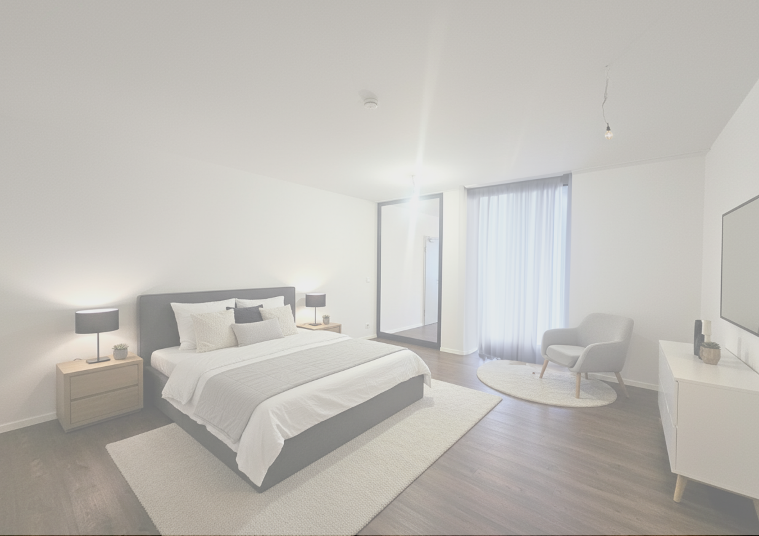 Helles, modernes Schlafzimmer mit Bett, Sessel und großem Fenster.