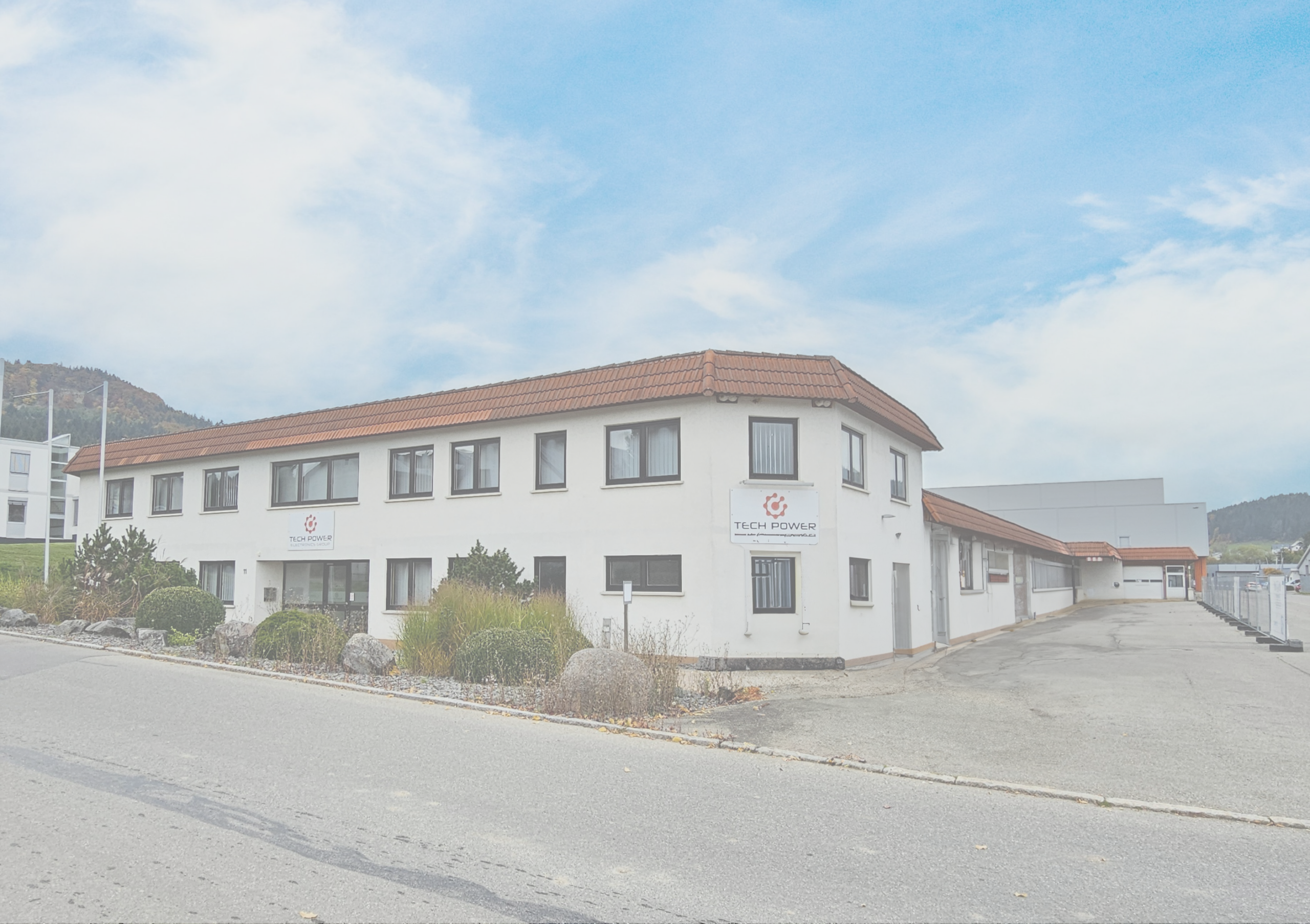 Firmengebäude von Schlatter Immobilien in einer ruhigen Gegend.
